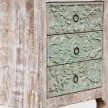 zbliżenie na ręczne rzeźbienia szuflad motyw roślinny przecierana zielona farba shabby chic drewno mango