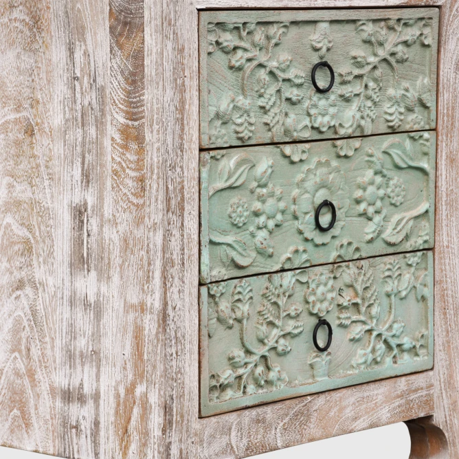 zbliżenie na ręczne rzeźbienia szuflad motyw roślinny przecierana zielona farba shabby chic drewno mango