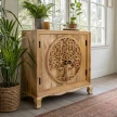 meble indyjskie komoda drewniana rzeźbiona tree 90cm naturalne drewno mango w otoczeniu zielonych roślin przy oknie