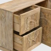 wysunięte dwie szuflady po lewej stronie w komodzie drewnianej goa meble boho mango zbliżenie
