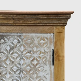 zbliżenie na precyzyjny geometryczny relief snycerski w kształcie gwiazd i krzyżyków biała przecierana farba