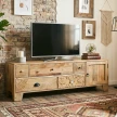 Szafka RTV z drewna mango Sahara w salonie pod telewizorem styl boho