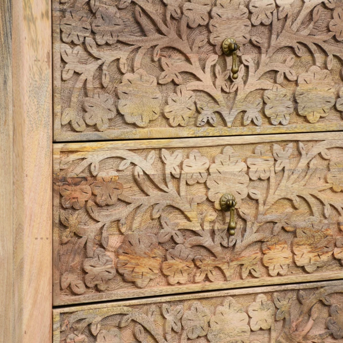 zbliżenie na misterny roślinny relief na frontach szuflad lakierowane drewno mango i metalowe mosiężne uchwyty kołatki