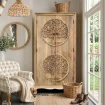 meble indyjskie szafa drewniana natural tree 180 cm z rzeźbionym drzewem życia w jasnym salonie boho przy oknie