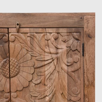 zblizenie na gorny rog szafy z florystycznymi rzezbieniami meble indyjskie