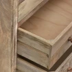 zbliżenie na wysuniętą gładką szufladę komody drewnianej widoczne solidne boki wykonane w całości z litego drewna