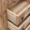 zbliżenie na wysuniętą szufladę od góry komoda drewniana z recyklingu solidne boki