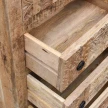 zbliżenie na wysuniętą szufladę od góry komoda drewniana z recyklingu solidne boki