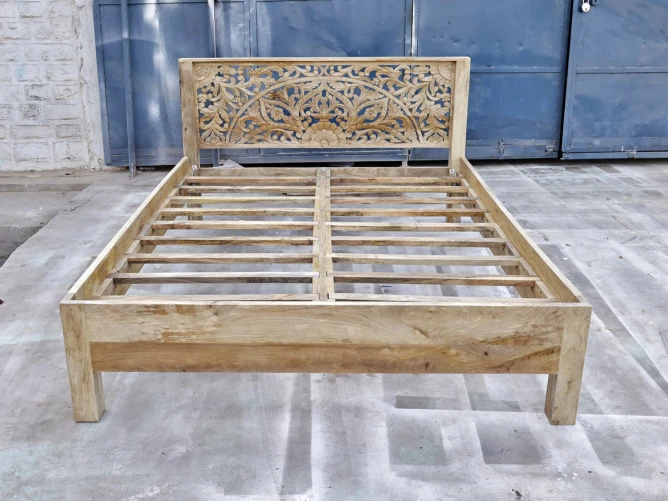 orientalne łóżko indyjskie 160x200 cm lakierowane na wprost z widocznym dnem i belką środkową