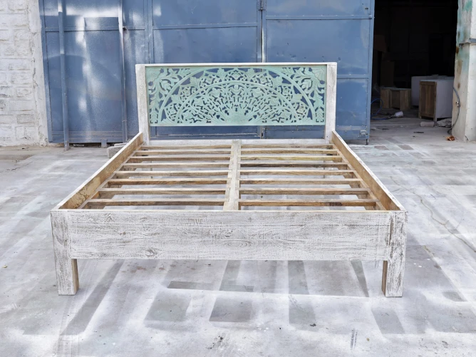 orientalne łóżko indyjskie 160x200 cm biało turkusowe na wprost z widocznym dnem i stelażem drewnianym