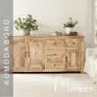 komoda indyjska monsoon z litego drewna mango obok stolika kawowego w przytulnym salonie styl boho