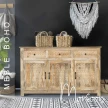 meble boho komoda drewniana monsoon 150 cm naturalne jasne drewno mango na tle ciemnej ściany plecione kosze