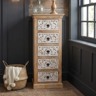 przedpokój w stylu orientalnym z wysoką komodą słupek o 5 przecieranych białych szufladach na tle ciemnej ściany rzut od przodu