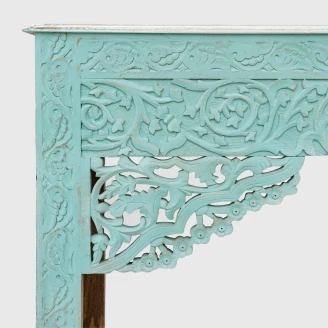 zbliżenie na lewy narożnik i rzeźbiony miętowy łuk konsoli indyjskiej z mango widoczny florystyczny relief shabby chic