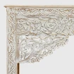 zbliżenie na lewy narożnik i rzeźbiony biały łuk konsoli indyjskiej z mango widoczny florystyczny relief shabby chic
