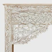 zbliżenie na lewy narożnik i rzeźbiony biały łuk konsoli indyjskiej z mango widoczny florystyczny relief shabby chic