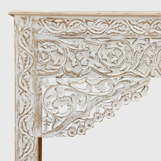 zbliżenie na lewy narożnik i rzeźbiony biały łuk konsoli indyjskiej z mango widoczny florystyczny relief shabby chic