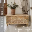 aranzacja wnetrza indyjska skrzynia drewniana zdobiona lusterkami w przedpokoju meble boho