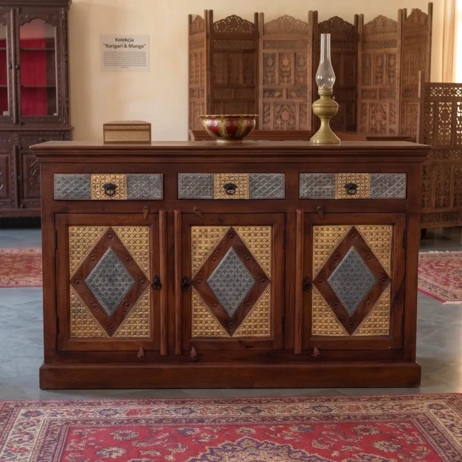 aranzacja wnetrza orientalna komoda w eleganckim salonie dywan