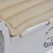 zbliżenie na materiałową poduszkę i krawędź mebla biała ławka ze schowkiem styl hampton drewno mango