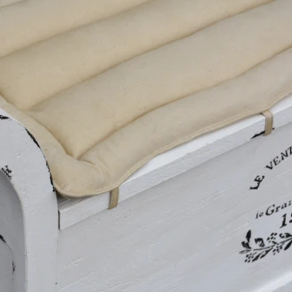 zbliżenie na materiałową poduszkę i krawędź mebla biała ławka ze schowkiem styl hampton drewno mango