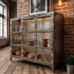 aranżacja wnętrza metalowa witryna loft widok pod kątem z lewej strony postarzana meble industrialne do jadalni