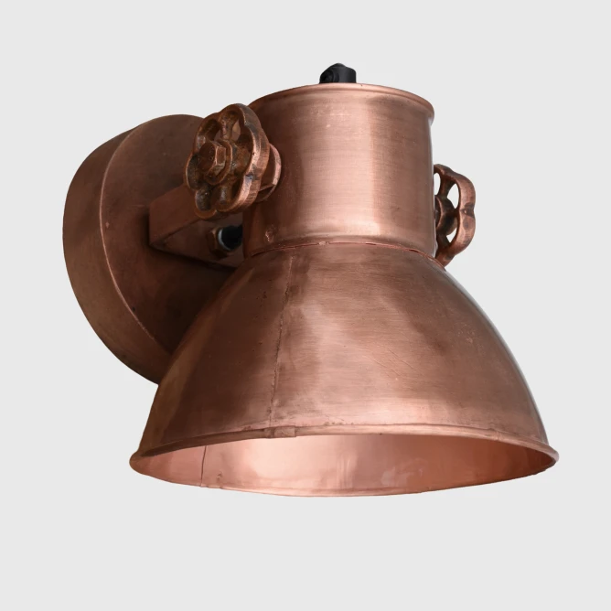 kinkiet industrialny copper z metalowym kloszem i drewniana podstawa