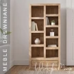 nowoczesna biblioteczka asymetryczna mango na wprost w jasnym salonie z roślinami meble drewniane