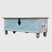 drewniana skrzynia turkusowa z postarzanym frontem na toczonych nozkach profil boczny brak szuflad