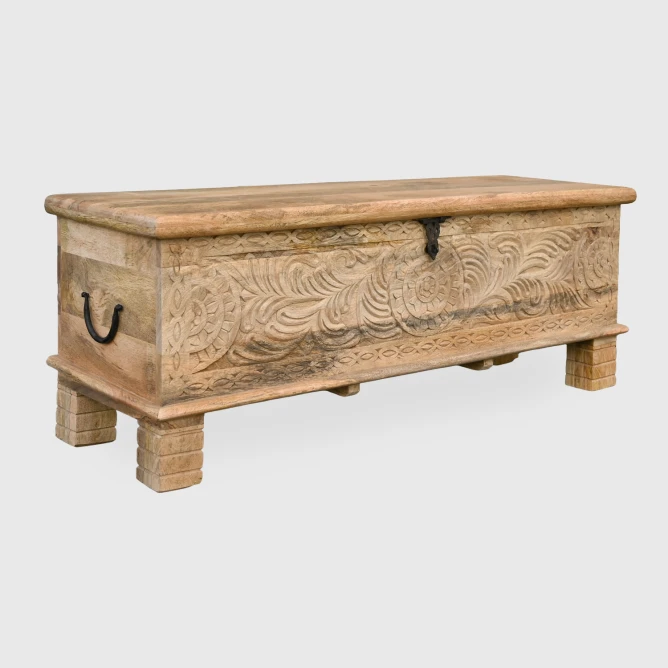 kufer drewniany w stylu boho z litego drewna widok od frontu metalowe zamkniecie