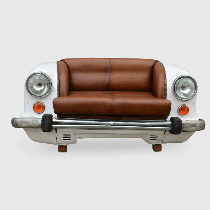 meble loftowe sofa samochodowa widok na wprost brazowa kozia skora i biale auto
