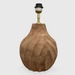 lampa drewniana rustykalna podstawa z drewna mango z rzezbionymi falami widok na wprost