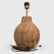 lampa stojaca drewniana z czarnym kablem zasilajacym z wylacznikiem recznym