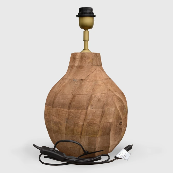 lampa stojaca drewniana z czarnym kablem zasilajacym z wylacznikiem recznym