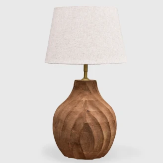 skompletowana drewniana lampa do salonu z kremowym bawelnianym abazurem na bialym tle