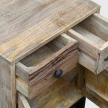 wysuniete dwie asymetryczne szuflady w komodzie nocnej z uchwytami loftowymi
