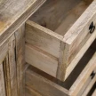 meble drewniane wysunieta szuflada w komodzie z naturalnego drewna