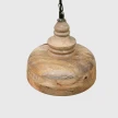 lampa drewniana wiszaca profil pod katem na czarnym lancuchu z mosieznymi detalami