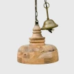 lampa sufitowa z podsufitka mosiezna i lancuchem rzut na calosc