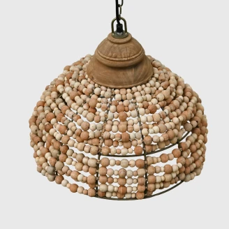 lampa z koralikow boho widok z dolu szeroki okragly klosz na jasnym tle
