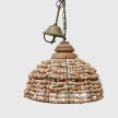 lampa sufitowa drewniana z widocznym lancuchem i mosiezna podsufitka rzut na calosc