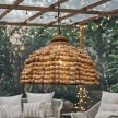 aranzacja tarasu z podswietlona lampa z koralikow boho zawieszona pod dachem