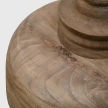 widok z gory na toczony drewniany ornament lampy sufitowej i naturalne uslojenie