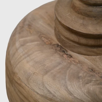 widok z gory na toczony drewniany ornament lampy sufitowej i naturalne uslojenie