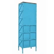 tyl i bok niebieskiej witryny metalowej z krzyzakami i przetarciami farby