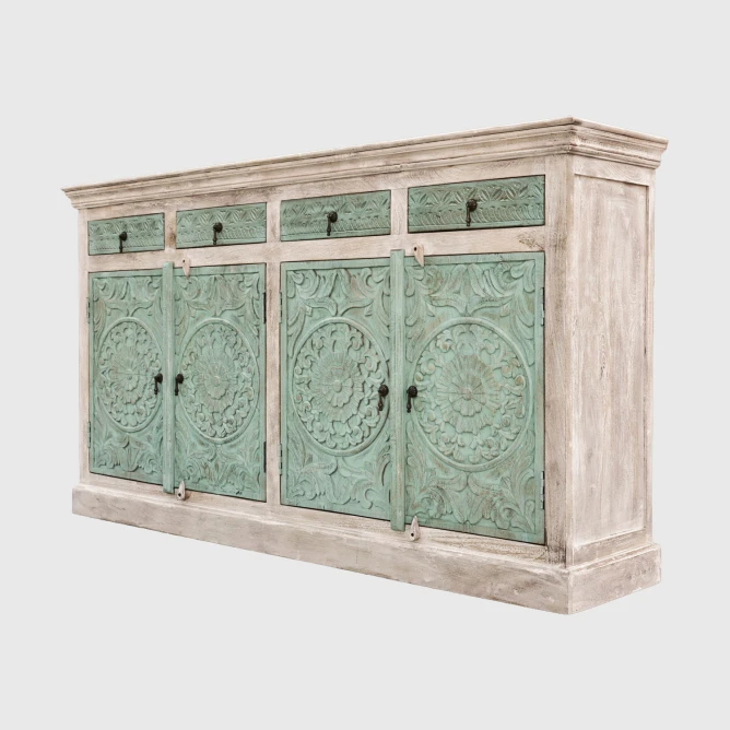 masywna komoda z drewna mango z rzezbionymi drzwiami shabby chic pod katem
