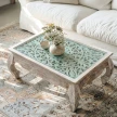 mietowy stolik kawowy opium w jasnym salonie boho z biala sofa