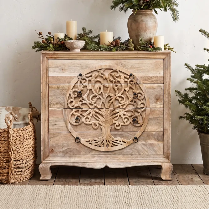 aranżacja wnętrza z komodą drewnianą Natural Tree i zimowymi dekoracjami