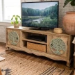 drewniana szafka rtv indyjska w naturalnym, jasnym wystroju salonu w stylu boho