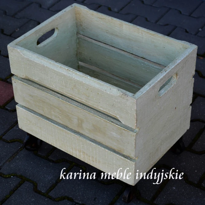 meble vintage- skrzynka na kółkach 